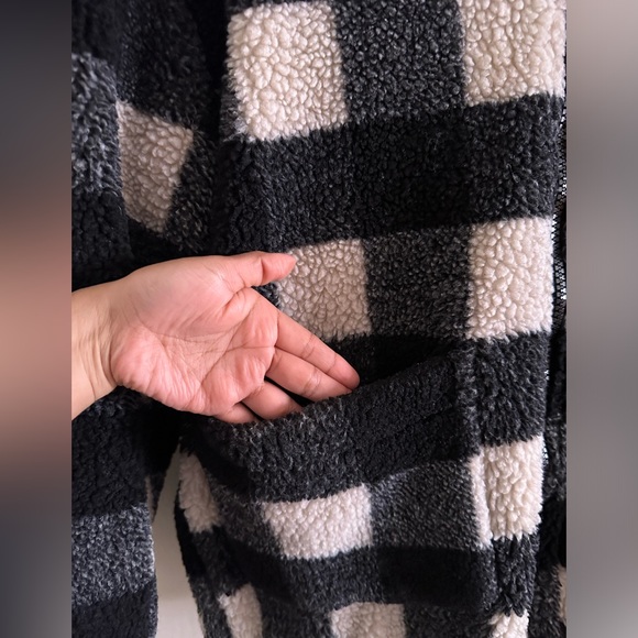 Pull & Bear Black and White Checkered Teddy Jacket Size Large - Picture 5 of 6